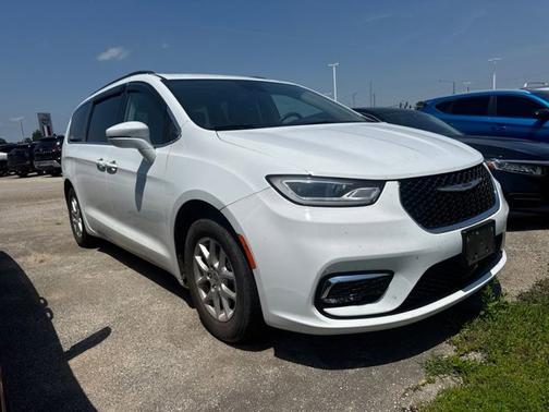 Bright White Clearcoat 2022 Chrysler Pacifica Touring L