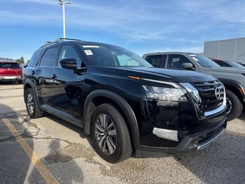 Super Black 2025 Nissan Pathfinder SL