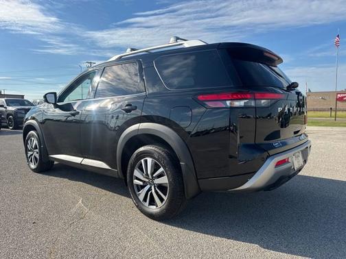 Super Black 2025 Nissan Pathfinder SL