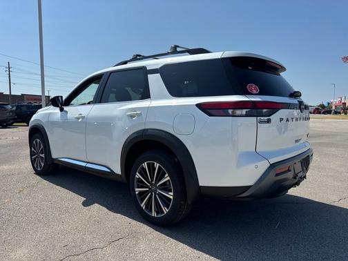 Everest White Pearl Tricoat 2026 Nissan Pathfinder Platinum