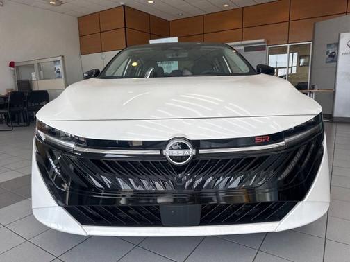 Aspen White Tricoat/Super Black 2026 Nissan Sentra SR