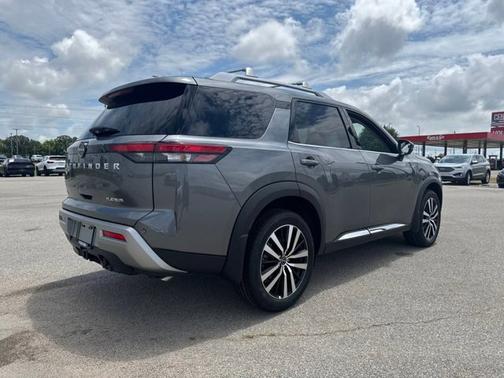 2025 Nissan Pathfinder Platinum