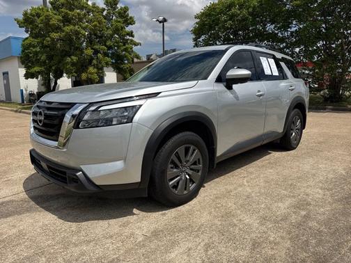 Brilliant Silver Metallic 2024 Nissan Pathfinder SV