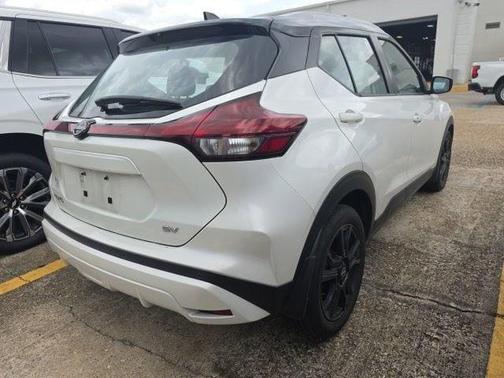 Aspen White / Super Black 2024 Nissan Kicks SV