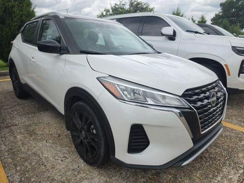Aspen White / Super Black 2024 Nissan Kicks SV