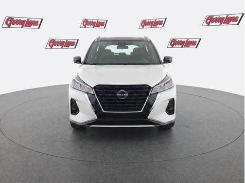 Aspen White / Super Black 2024 Nissan Kicks SV