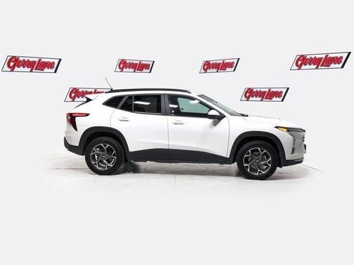 Summit White 2025 Chevrolet Trax LT