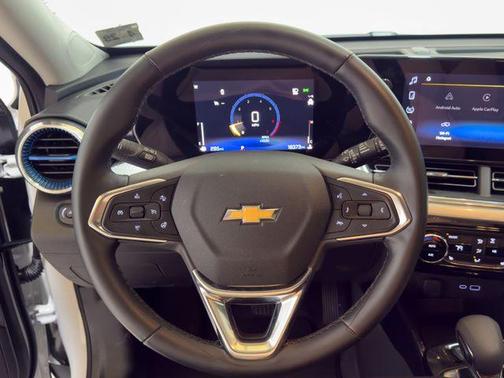 Summit White 2025 Chevrolet Trax LT