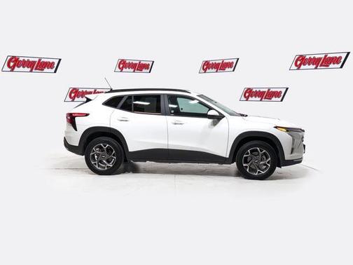 Summit White 2025 Chevrolet Trax LT