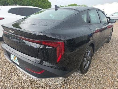 Aurora Black Pearl 2025 Kia K4