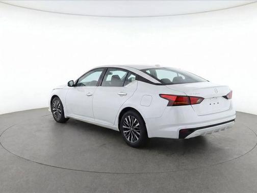 Glacier White 2025 Nissan Altima SV