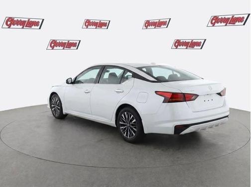 Glacier White 2025 Nissan Altima SV