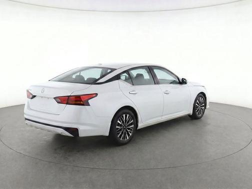 Glacier White 2025 Nissan Altima SV