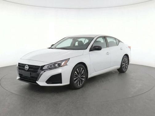 Glacier White 2025 Nissan Altima SV
