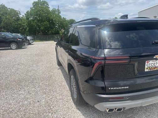 Mosaic Black 2025 Chevrolet Traverse LT