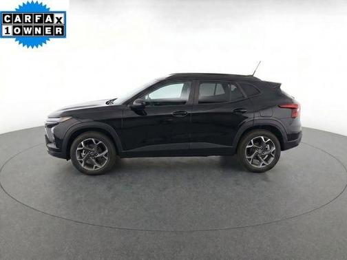 Mosaic Black 2025 Chevrolet Trax LT