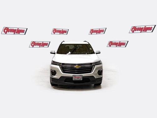 Iridescent Pearl Tricoat 2023 Chevrolet Traverse LT Cloth