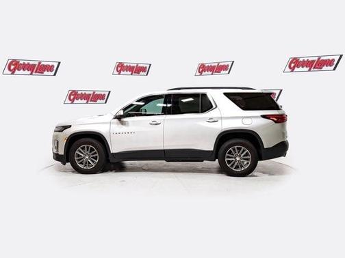 Iridescent Pearl Tricoat 2023 Chevrolet Traverse LT Cloth