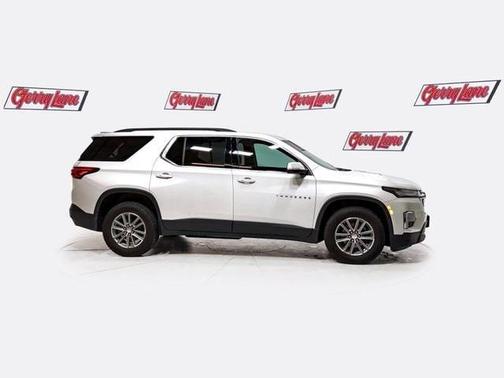 Iridescent Pearl Tricoat 2023 Chevrolet Traverse LT Cloth