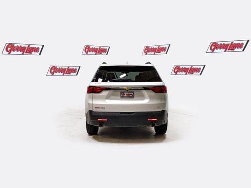 Iridescent Pearl Tricoat 2023 Chevrolet Traverse LT Cloth