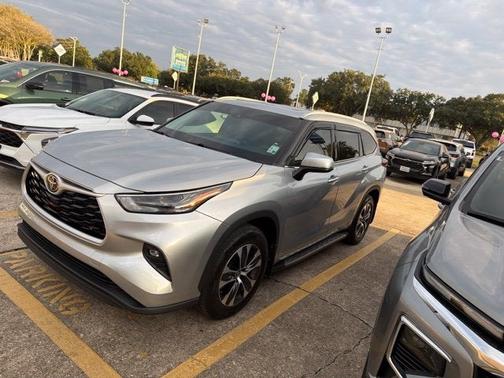 Celestial Silver Metallic 2022 Toyota Highlander XLE