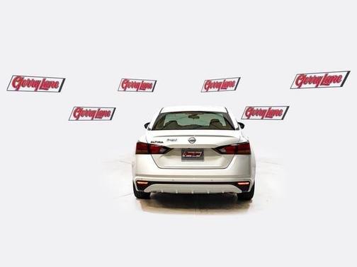 Glacier White 2025 Nissan Altima SV
