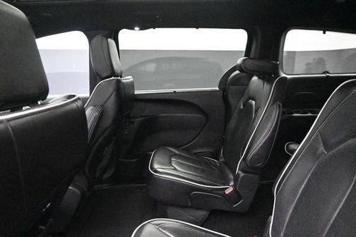 Diamond Black Crystal Pearlcoat 2025 Chrysler Pacifica Limited