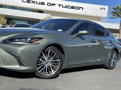 2025 Lexus ES 300h Base