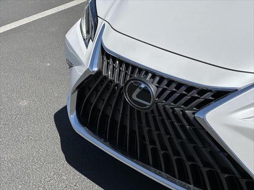 2025 Lexus ES 300h F SPORT Design