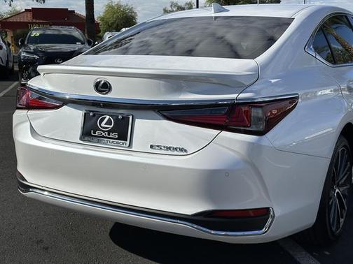 2025 Lexus ES 300h Base