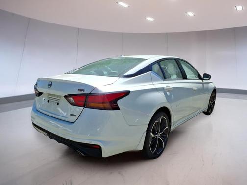 Pearl White Tricoat 2024 Nissan Altima SR Intelligent AWD