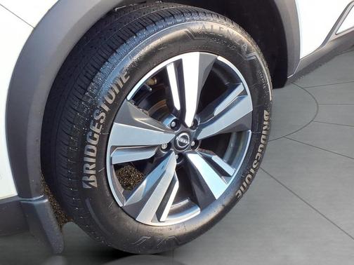 Pearl White Tricoat 2023 Nissan Rogue SL