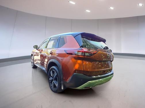 Pearl White Tricoat/Super Black 2023 Nissan Rogue Platinum
