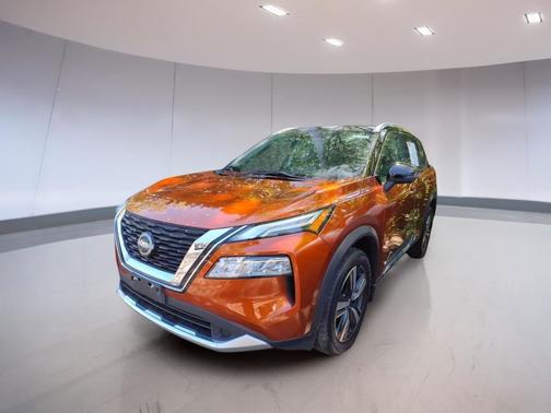 Pearl White Tricoat/Super Black 2023 Nissan Rogue Platinum