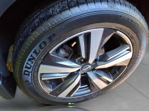 Pearl White Tricoat/Super Black 2023 Nissan Rogue Platinum