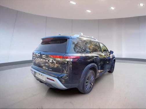 2023 Nissan Pathfinder SL 4WD