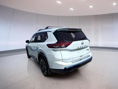 Everest White Pearl 2025 Nissan Rogue Platinum