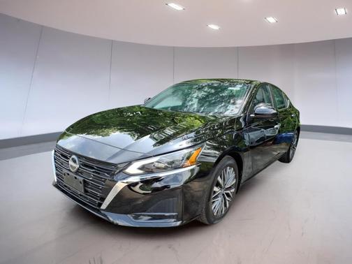 Super Black 2023 Nissan Altima 2.5 SV