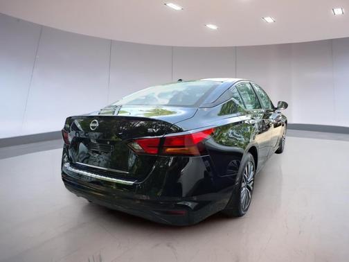 Super Black 2023 Nissan Altima 2.5 SV