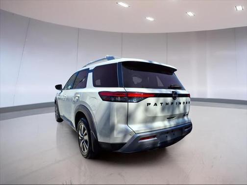 2022 Nissan Pathfinder SL 4WD