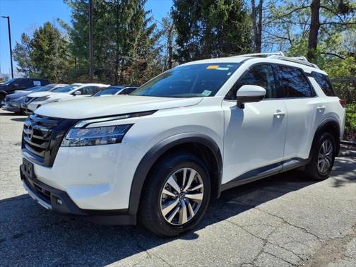 2022 Nissan Pathfinder SL 4WD