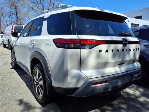 2022 Nissan Pathfinder SL 4WD