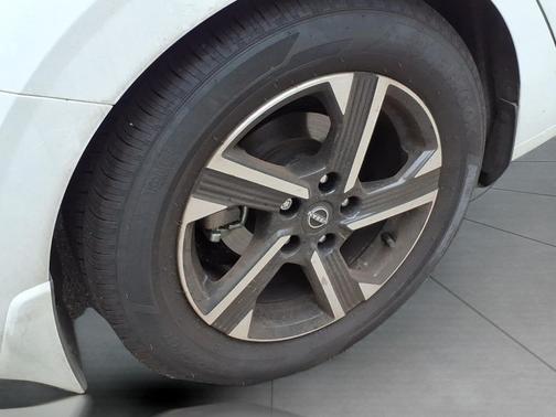 Aspen White Tricoat 2025 Nissan Sentra SV