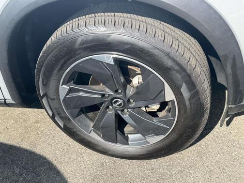 Brilliant Silver Metallic 2024 Nissan Rogue SV