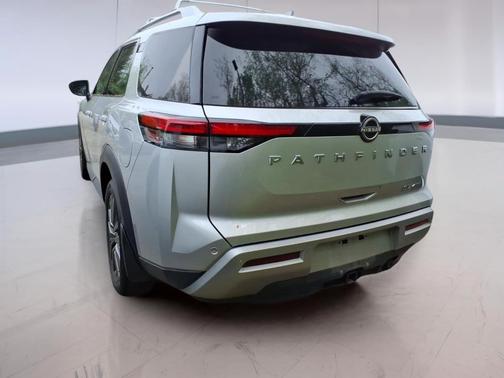 Boulder Gray Pearl Super Black 2024 Nissan Pathfinder SL 4WD