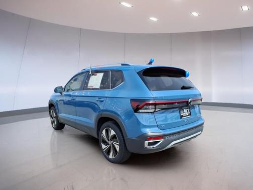 Cornflower Blue 2025 Volkswagen Taos 1.5T SE