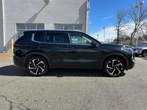 Labrador Black Pearl 2022 Mitsubishi Outlander SEL Special Edition S-AWC