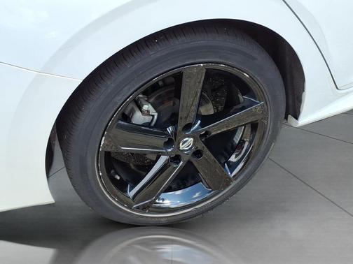 Aspen White Tricoat/Super Black 2023 Nissan Sentra SR
