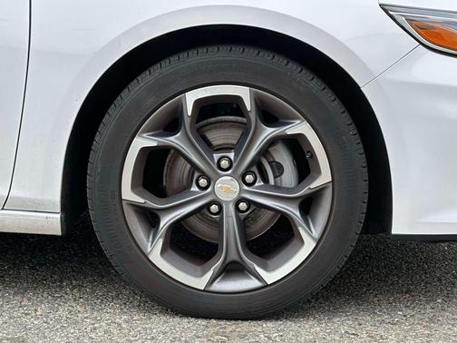 Summit White 2024 Chevrolet Malibu FWD 1LT