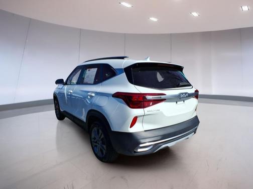 Snow White Pearl 2023 Kia Seltos S